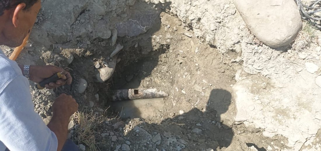 بازدید مسئولان از عملیات ترمیم شکستگی خط انتقال آب روستای اهون