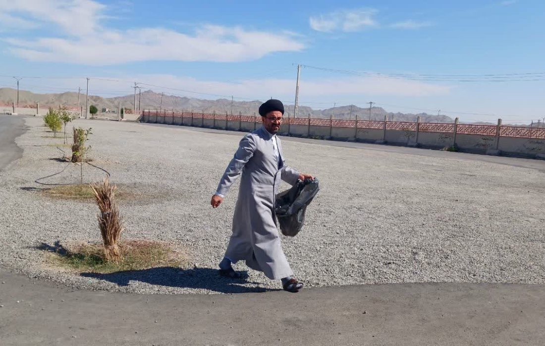 اقدام نمادین امام جمعه و طلاب سردشت در پاکسازی مسجد جامع این شهرستان