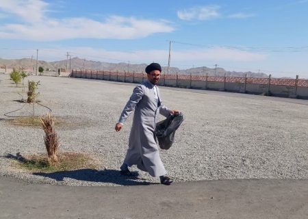 اقدام نمادین امام جمعه و طلاب سردشت در پاکسازی مسجد جامع این شهرستان