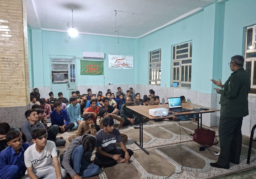 برگزاری کلاس آموزش پدافند غیرعامل در دبیرستان پسرانه دکتر حسابی بشاگرد