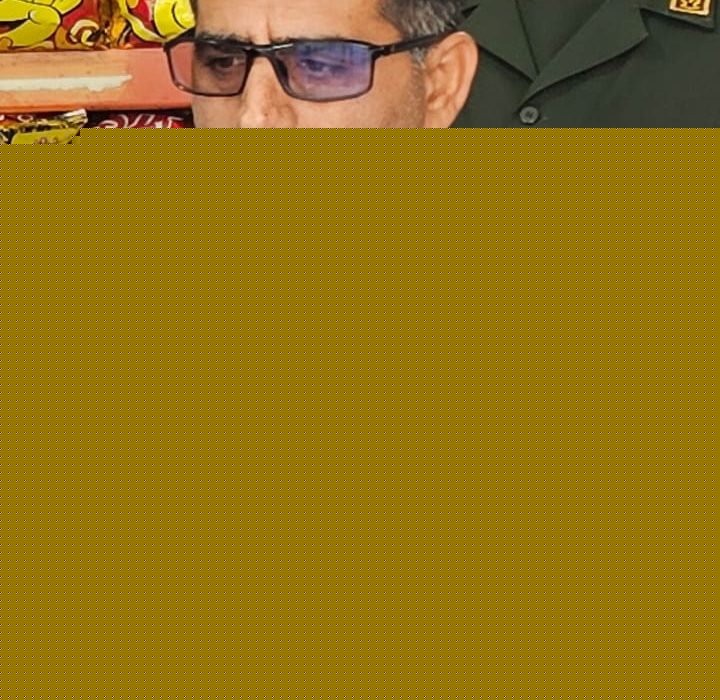 بشاگرد پای انقلاب ایستاده